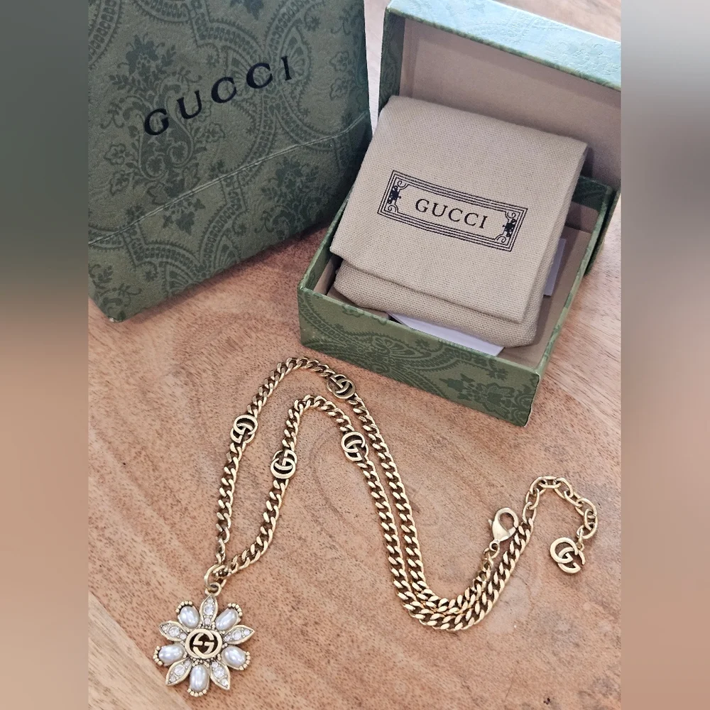 Gucci Gold Necklace with Floral Pendant - Picture 3 of 12